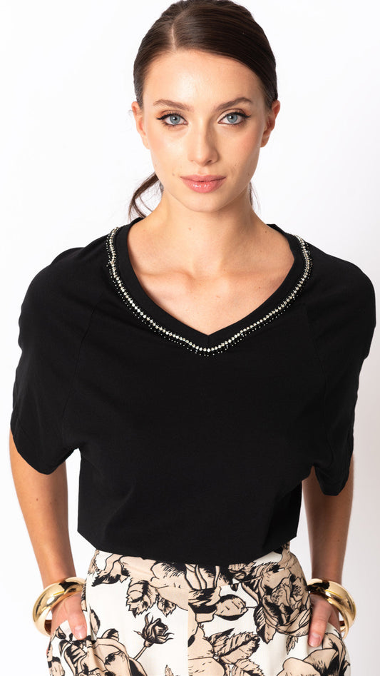 T-shirt nera con applicazione di strass