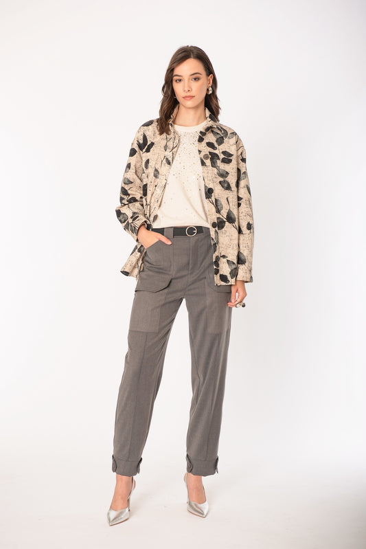 Pantalone con bottone e tasche