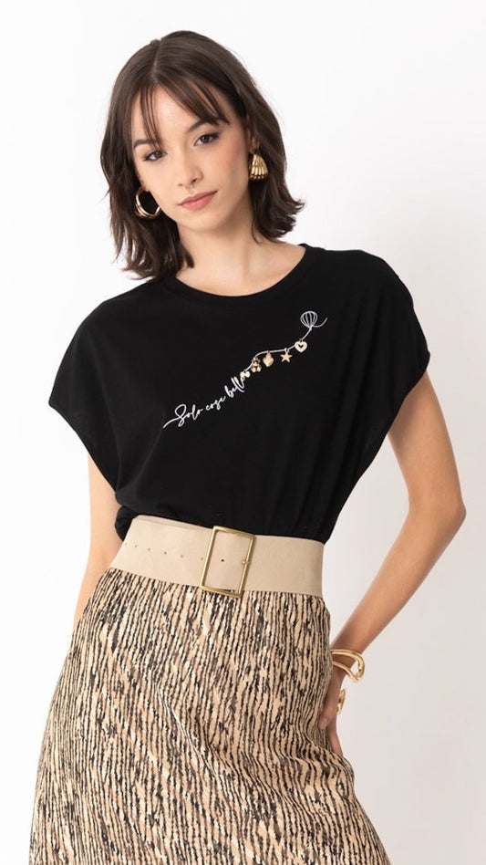 T-shirt con scritta Charms