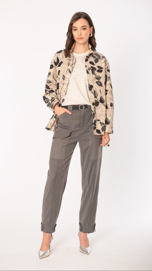 Pantalone con bottone e tasche